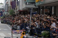 横浜元町でF1マシンが公道走行…観客1万1000人集まる 画像