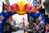 ［写真蔵］日本初、横浜元町でF1マシンが公道走行 画像