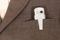胸ポケに収まりハンズフリー撮影が可能なフルHDデジタルビデオカメラ 画像