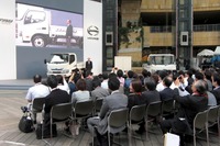 【日野 デュトロ 新型発表】トップダウンでHVの燃費大幅向上 画像
