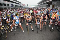 レーシングコースを競技用自転車で走行 7月3日 画像