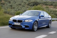 BMW M5 新型、ベールを脱ぐ 画像