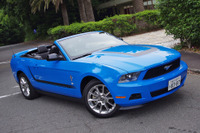 フォード マスタング V6 にレーシングストライプの限定車 画像