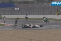 2輪レースでアクシデント…されどバイクは踊る［動画］ 画像