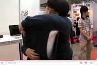 自分で自分を抱きしめるデバイス…自己愛をはぐくむ？ 画像