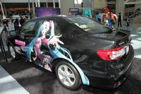 初音ミクがアメリカ初上陸! 会場には痛車 カローラも 画像