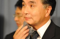 平野新防災担当相 汗だく会見 画像
