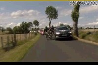 自転車ロードレースで中継車と選手が接触 画像