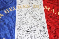 ルマン全ドライバーサイン入り仏国旗、チャリティオークションに 画像