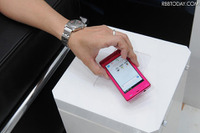 NTTドコモ、世界初のワイヤレス充電スマートフォンを発売 画像