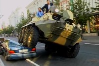 リトアニアで駐車違反すると装甲車が出動する［動画］ 画像