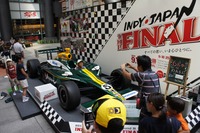 佐藤琢磨のインディカーマシンが汐留に登場 画像