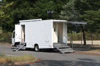金融機関向け移動店舗車 オリックス自動車が発売 画像