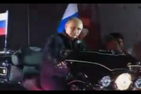 プーチン首相、今度はハーレーに乗る［動画］ 画像