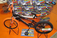 ［ギフトショー11秋］自転車用マフラーが小中学生の間でブームに 画像
