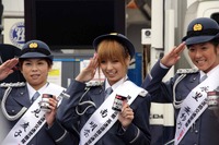 交通警察隊制服姿の南明奈・永里亜紗乃・福見友子［写真蔵］ 画像