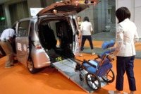 【福祉機器展11】ホンダ、車いす仕様車の電動乗降タイプを出品 画像