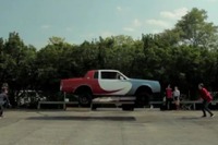 奇跡の大ジャンプ!!…車で縄跳びに挑戦［動画］ 画像