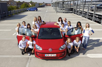VW up!に大人16名が乗車…独でチャレンジ 画像