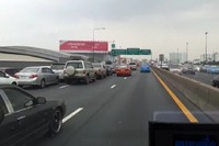 タイ洪水、高速道路を駐車場として開放［動画］ 画像