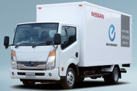 【東京トラックショー11】日産、EVトラックや給電車など展示 画像