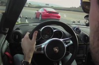 ポルシェ 911 新型、ケイマンR と迫力のカーチェイス [動画] 画像
