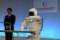 【ホンダ ASIMO 新型発表】握った紙コップを潰さず、液体を注ぎ入れる 画像