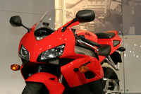 【東京モーターサイクルショー04】ホンダ最高峰スポーツ『CBR1000R』 画像