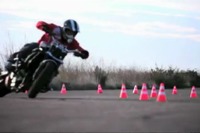 バイクでドリフトに挑戦…自由自在のコントロール［動画］ 画像