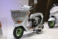 【東京モーターショー11】スズキの電動二輪スクーター、e-Let's は発売もすぐ!? 画像