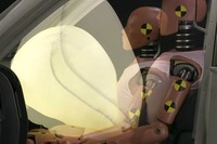 乗員の体のサイズに合わせて展開を調整するエアバッグ TRWが開発 画像