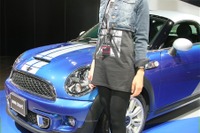 【東京モーターショー11】コンパニオン…MINI 画像