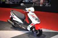 【東京モーターショー11】ヤマハ シグナス にMotoGPマシン仕様---参戦50周年 画像