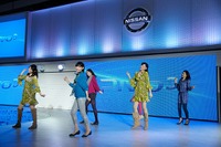 【東京モーターショー11】日産ブースのグランドフィナーレ…大混雑 画像