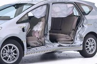 【IIHS衝突安全】トヨタ プリウスα に最高評価 画像
