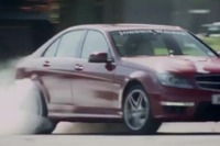 バトンとハッキネン、ドリフトで飲酒運転撲滅をアピール［動画］ 画像
