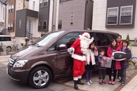サンタがメルセデスベンツ Vクラス に乗ってやってきた! 画像