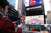 ヒュンダイ、NYタイムズスクエアでレースゲーム 画像