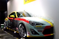 【東京オートサロン12】住友ゴムブースに“1台2役”の FT-86 画像