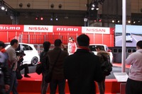 【東京オートサロン12】日産ブースに特設グランドスタンド…サーキットの興奮を再現 画像