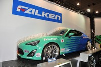 【東京オートサロン12】ダンロップ/ファルケン 詳細画像…左右それぞれカスタムした FT-86 画像