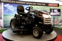 【デトロイトモーターショー12】ショー初の展示はトラクター…「米国で最もタフ」 画像