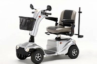 電磁ブレーキやノーパンクタイヤ採用の電動車いす フランスベッドが発売 画像