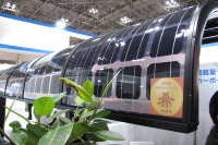 ［PV EXPO12］重さが従来品より半分以下の太陽光パネル 画像