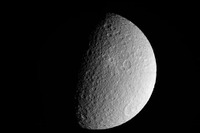 ［土星］2番目に大きい衛星に接近 画像