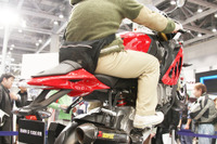 【東京モーターサイクルショー12】BMW S1000RR のウィリー走行を疑似体験 画像