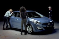 ヒュンダイの欧州主力車、i30…催眠術で惚れさせる?!［動画］ 画像