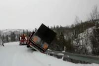大型トレーラーと救援車が崖下へ転落…瞬間映像［動画］ 画像