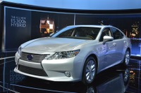 【ニューヨークモーターショー12】レクサスの米国最量販車、ES の新型にハイブリッド初設定 画像