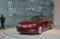 【ニューヨークモーターショー12】リンカーン MKZ 新型にハイブリッド…プレミアムセダン最高の燃費を標榜 画像